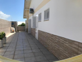 Apartamento cobertura com ampla sacada, mobiliado